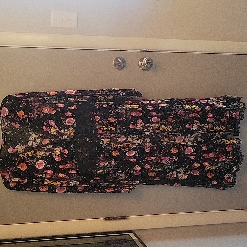 Torrid floral and black lace lightweight duster, Size 00 or M/L